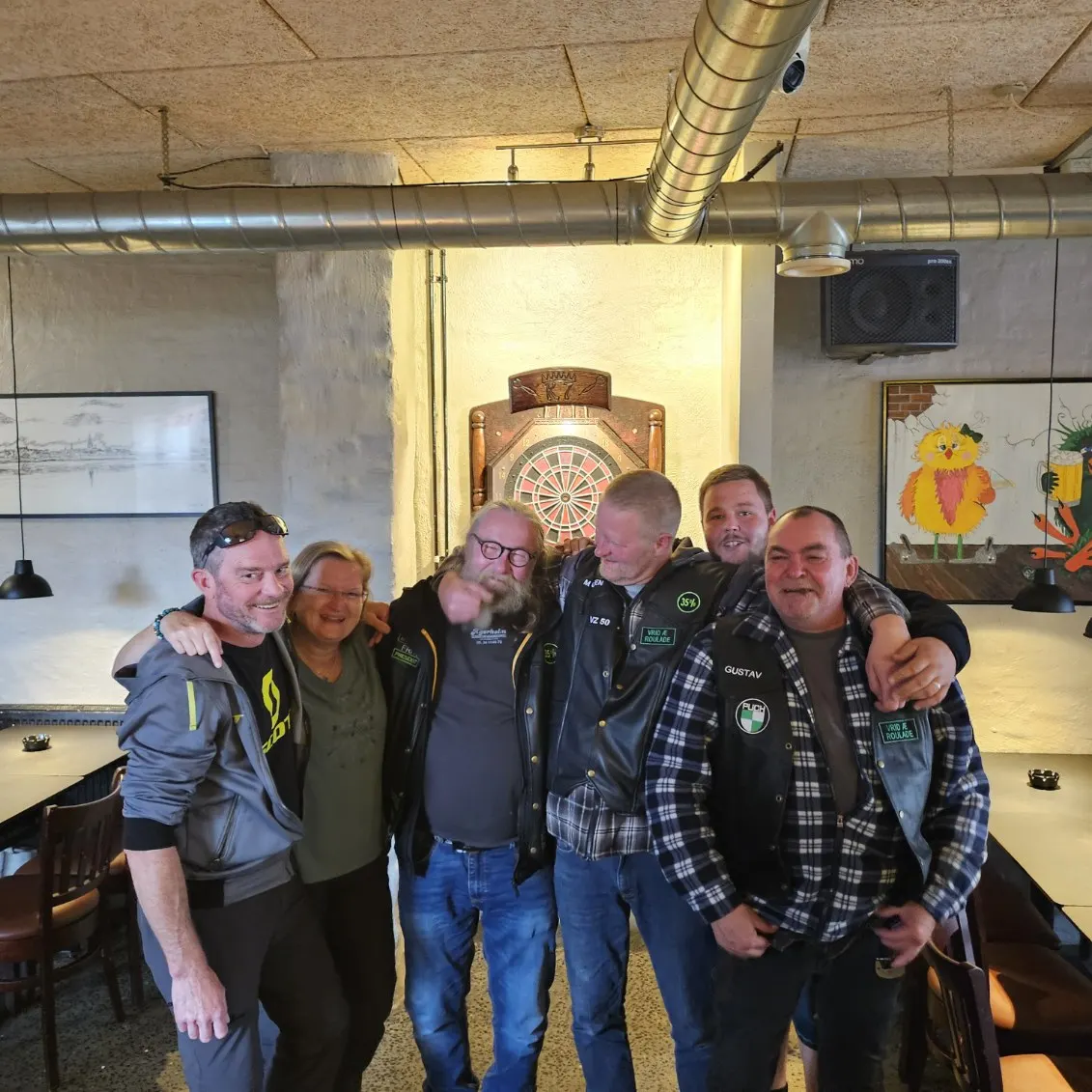 Folk fra Puch-klubben ved dartskiven