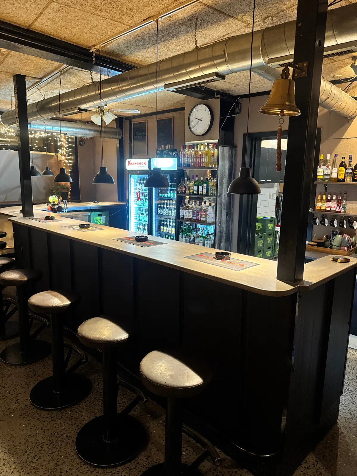 Baren hos Farmors Bodega med barstole og kølere